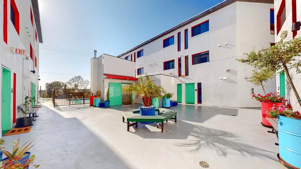 Building Photo - 654 N Virgil Ave