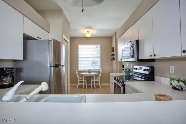 Building Photo - 8056 Queen Palm Ln