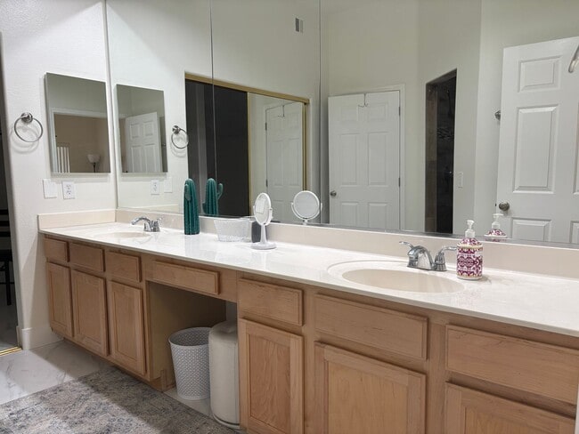 Building Photo - Furnished Scottsdale Condo w/2 car garage