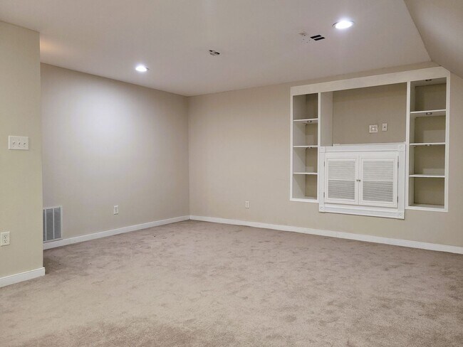 Building Photo - Large contemporary in Birkdale Subdivision...