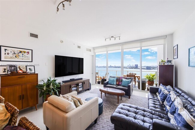 Building Photo - 2020 N Bayshore Dr
