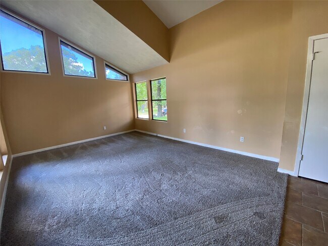 Building Photo - 24600 Darkwood Ct