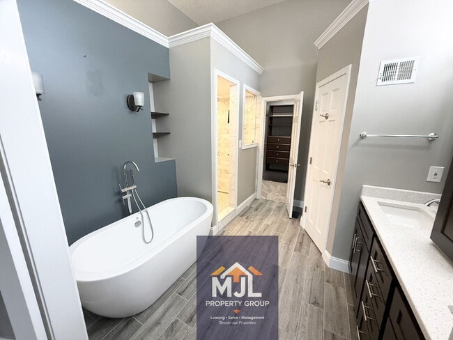 Building Photo - Beautiful 5 Bedroom / 3.5 Bath Home *READY JULY 1*
