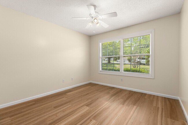 Building Photo - 3/2 Duplex Close to Tiger Town- Available ...