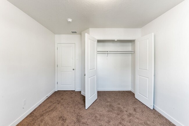 Building Photo - Remodeled Vineyard Townhome w/ 2 Car Garage