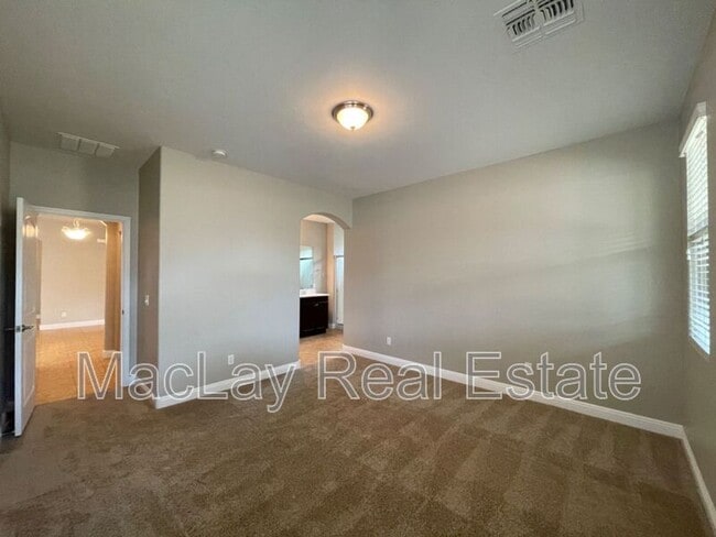 Building Photo - 1728 W Loemann Dr