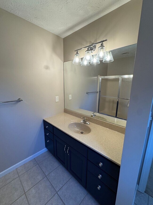 Building Photo - 2 Bed 2 full and 2 1/2 Bath- Imperial PA