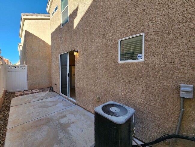 Building Photo - Nice 3 bedroom 2.5 bath home in a gated co...