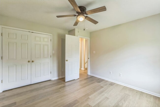 Building Photo - Newly renovated 2bd/1.5 bath end unit town...
