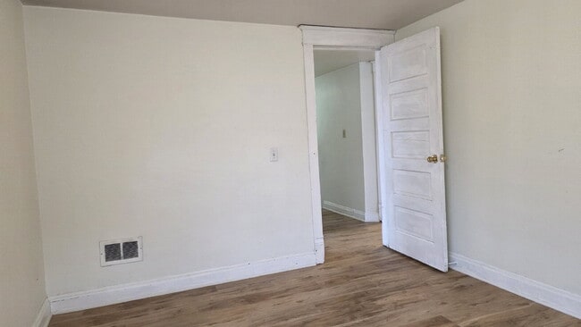 Building Photo - 3 Bedroom Home