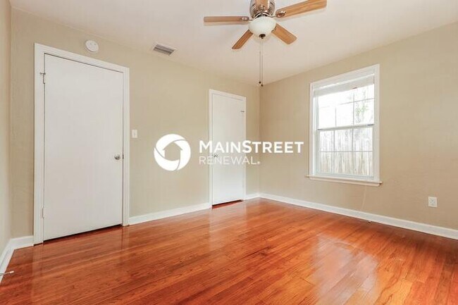 Building Photo - 2 Bedroom Pet-Friendly Home in Clearwater, FL with Main Street Renewal