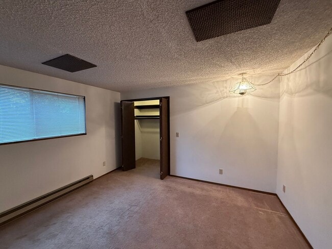 Building Photo - Charming Retro-Style 2 Bedroom Apartment i...