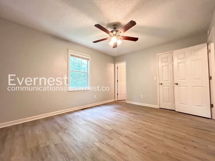 Building Photo - 229 Hampton Dr