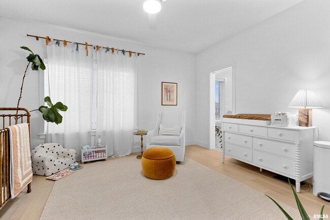 Building Photo - 824 W Moss Ave