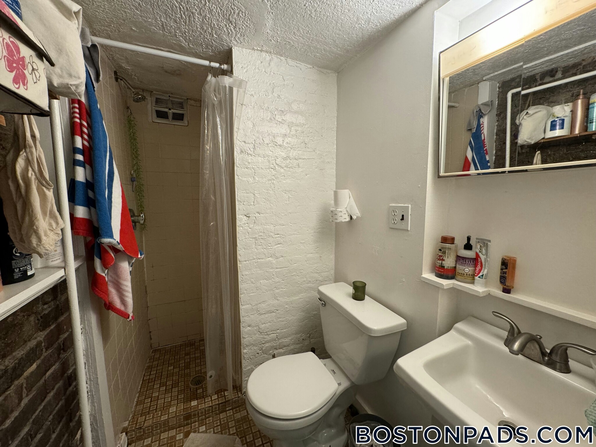 Building Photo - 40 Anderson St