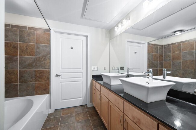 Building Photo - Spacious 3BR/2BA end unit at Bristol West ...