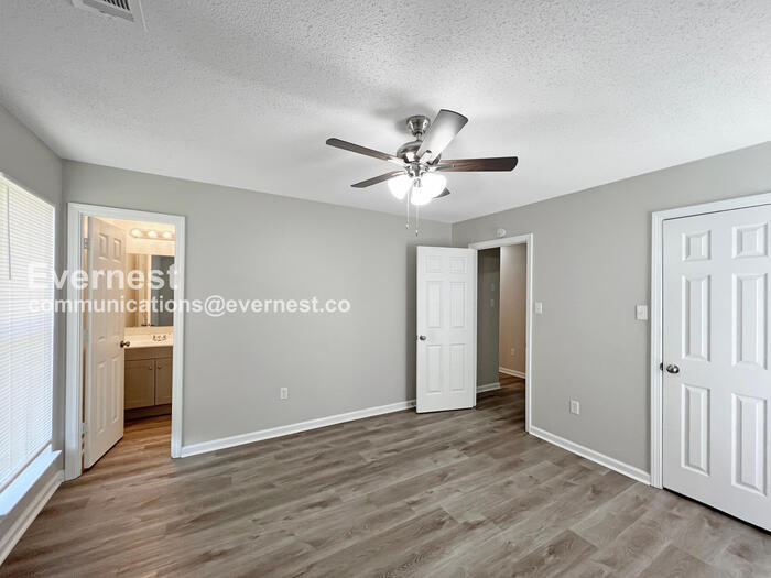 Building Photo - 886 Acorn Cove