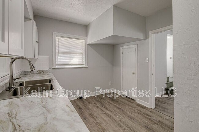 Building Photo - 875 19th Ave S