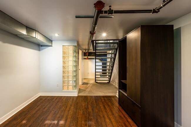 Building Photo - Urban Apartment at Pierpont Lofts with Res...