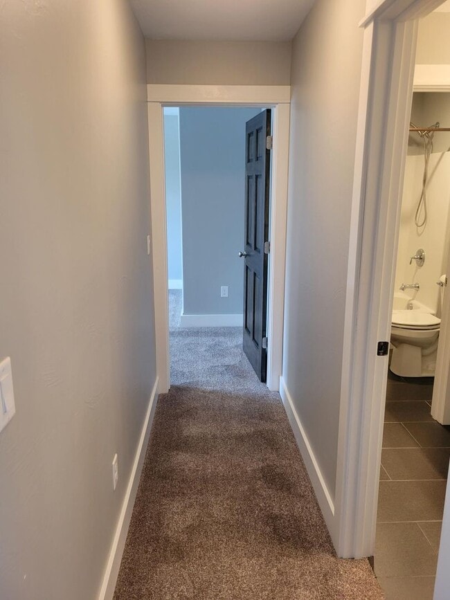 Building Photo - 3 Bedroom, 2 1/2 Bathroom Townhouse -2 weeks free rent with 1-year lease-