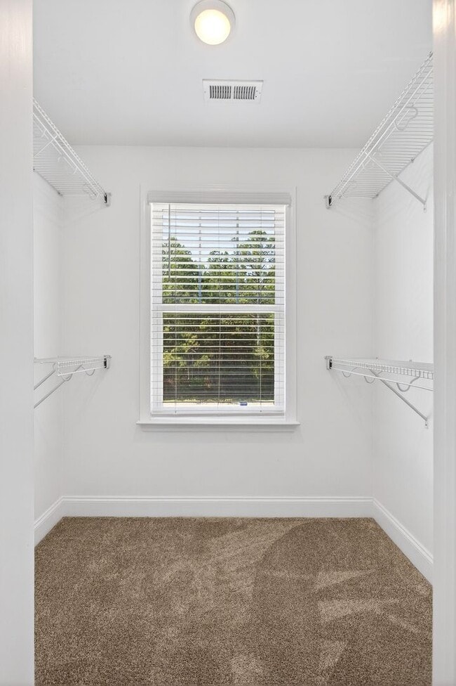 Building Photo - Luxury Size Townhome