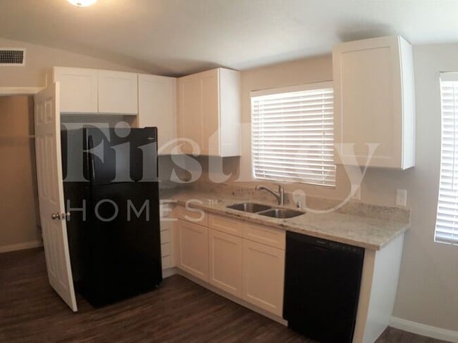 Building Photo - 2317 Hassett Ave