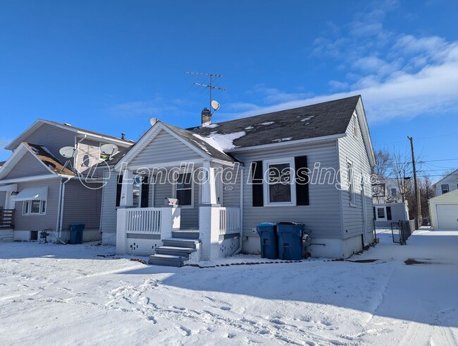 Primary Photo - Nicely Updated Two-Bedroom Cape Cod with M...