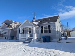 Building Photo - Nicely Updated Two-Bedroom Cape Cod with M...