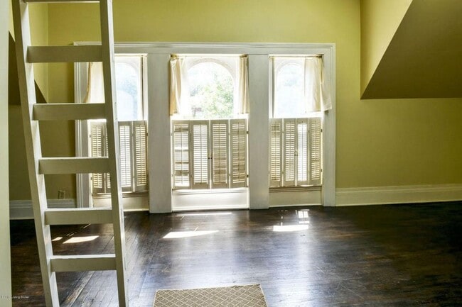 Building Photo - 1454