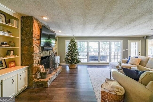 Building Photo - 701 Willow Ridge Dr NE