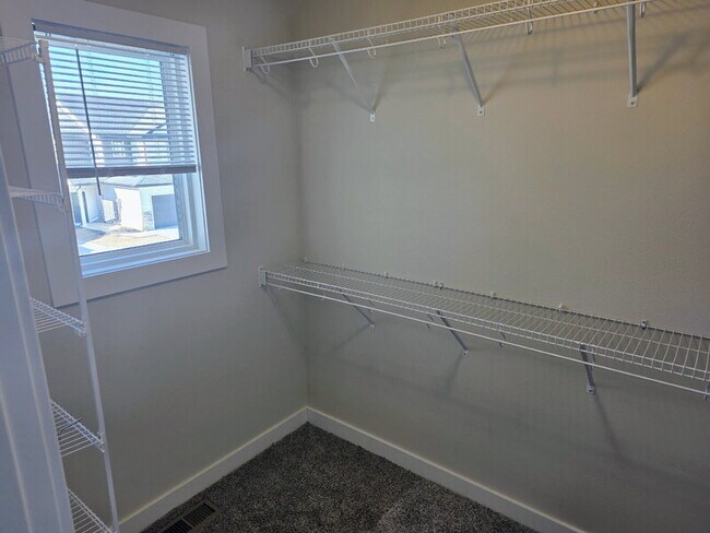 Building Photo - 6951 Bluebell Ct