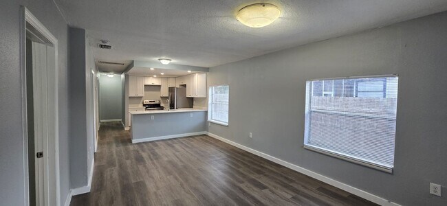 Building Photo - Renovated 4/2 Close to Busch Gardens and M...