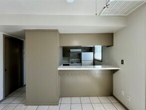 Building Photo - 1042 W Village Ct