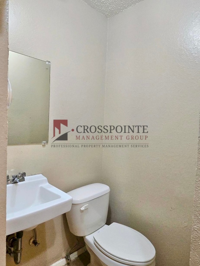 Building Photo - Tour Today! 2/1.5 Townhome in Longview