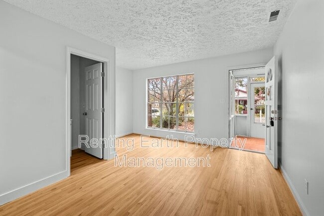 Building Photo - 2005 Snavely Ave SW