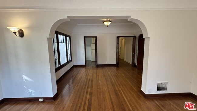 Building Photo - 328 N Sycamore Ave