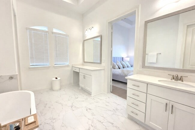 Building Photo - 22045 Gateway Arch Dr