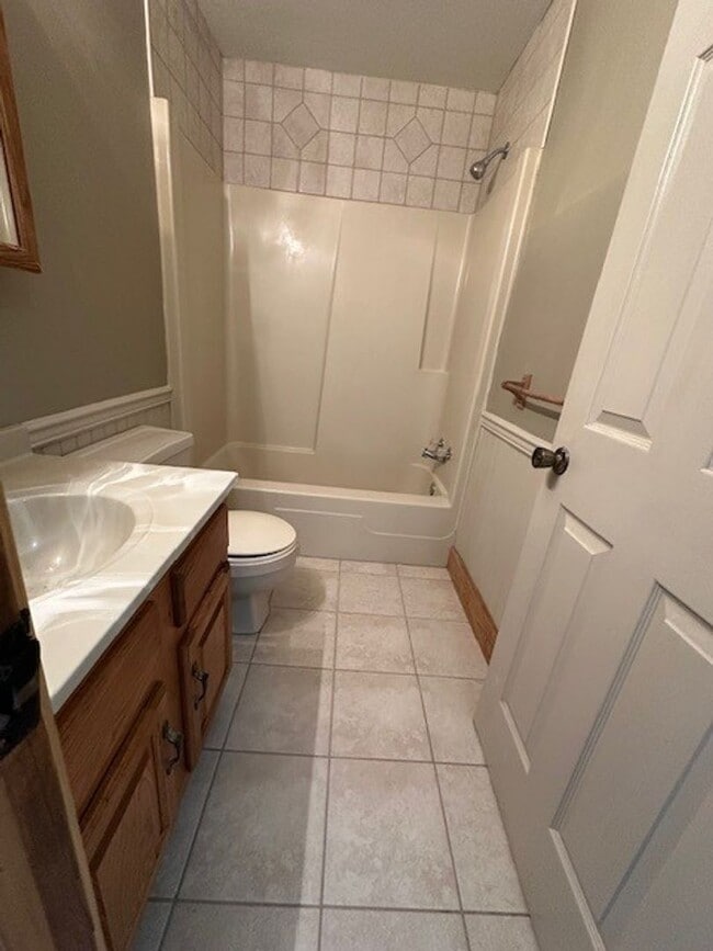 Building Photo - Leola 2 Bedroom 2nd floor