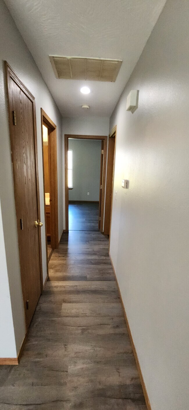 Building Photo - 108 S Maple St