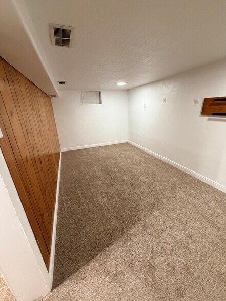 Building Photo - 933 E 13th St