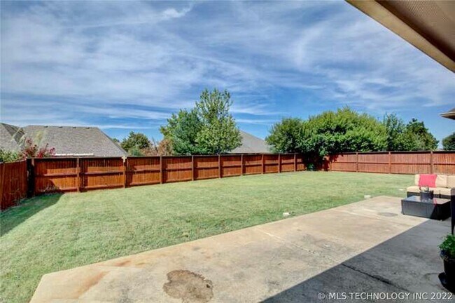 Building Photo - Large open 3 bed, 3 car Garage in The Highlands at Forest Ridge
