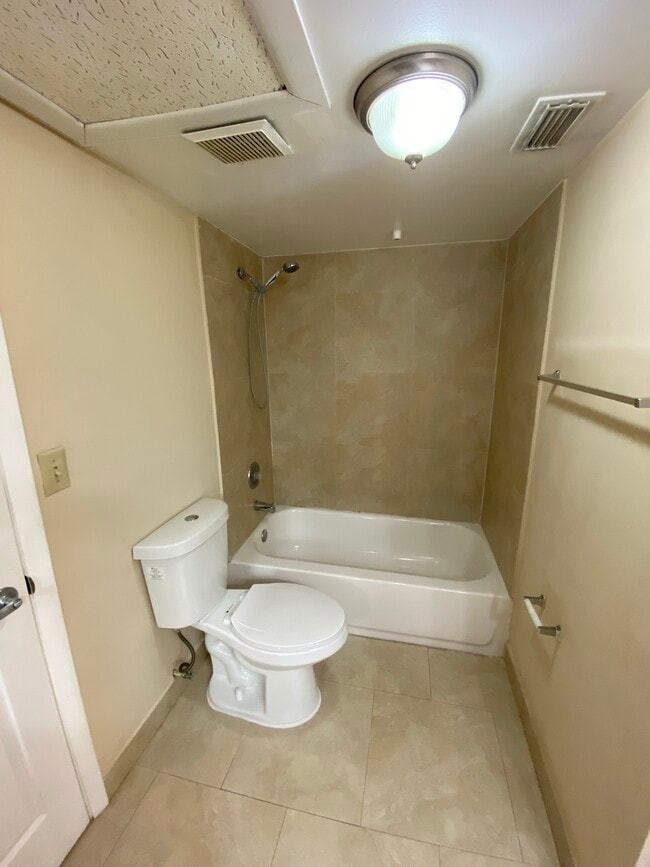 Building Photo - 2831 N Oakland Forest Dr