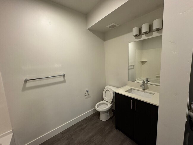 Building Photo - 1 Bedroom 1 Bath in SLC! Internet and cabl...
