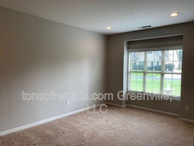 Building Photo - 205 Silver Hawk Dr