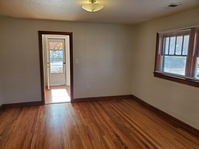 Building Photo - 900 E Myrtle St