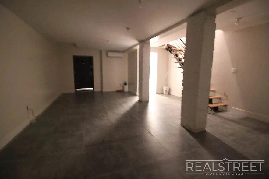 Building Photo - 3 Bed / 1.5 Bath Duplex | Bushwick | Brooklyn