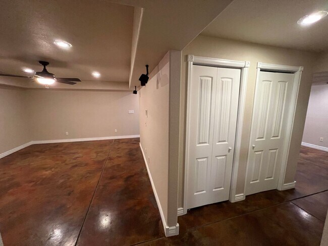 Building Photo - 5807 Zinfandel St