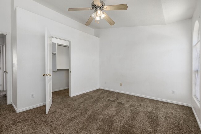 Building Photo - Spacious 3-Bedroom, 2.5-Bath Parkside Town...