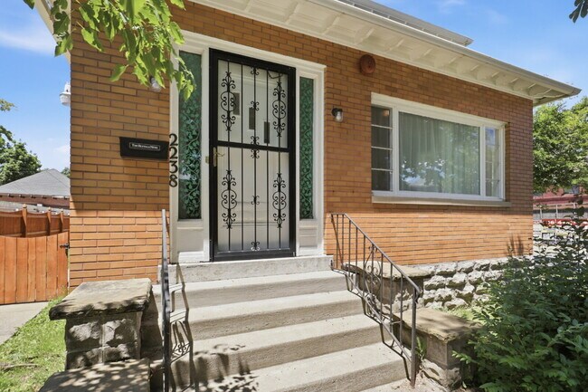 Building Photo - Furnished 10-Bedroom Single-Family Home in Buffalo