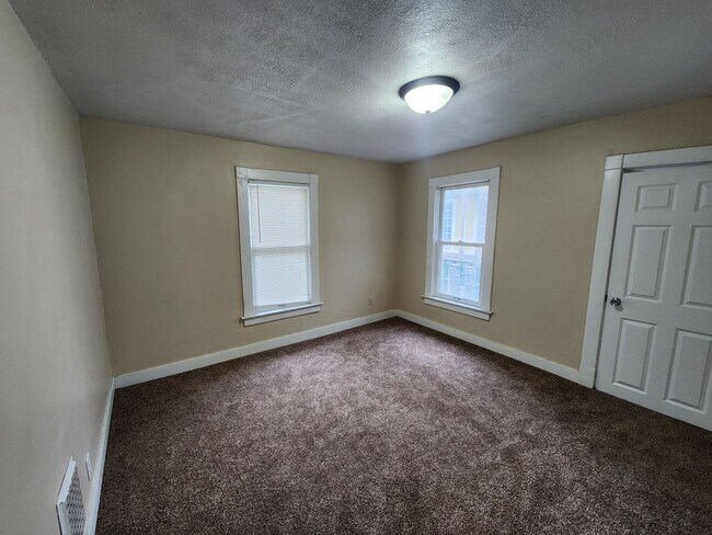 Building Photo - 603 Leclaire St